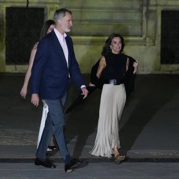 La reina Letizia se protegió del frío con una pashmina negra.