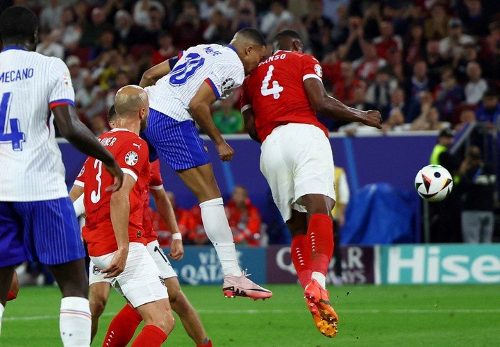 Mbappé cabecea el hombro del defensor. (REUTERS)
