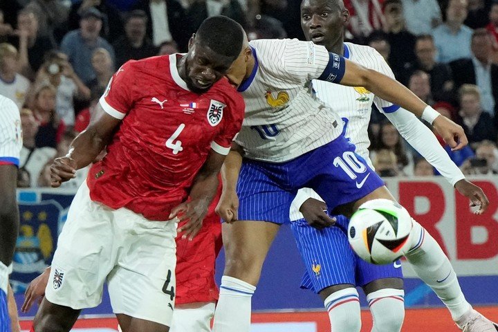 Otra perspectiva donde se ve el golpe que sufrió Mbappé. (AP)