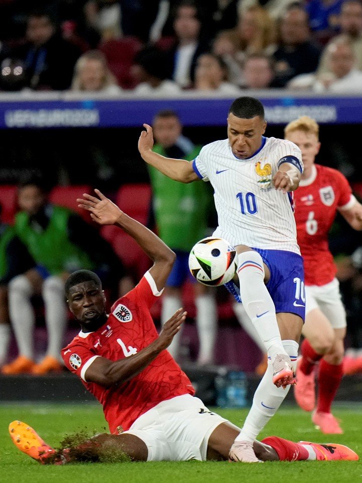 Mbappé vs. Danso en el Francia-Austria. (AP)