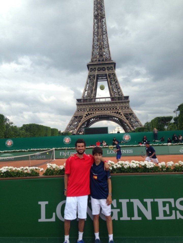 Alcaraz con la Torre Eiffel.