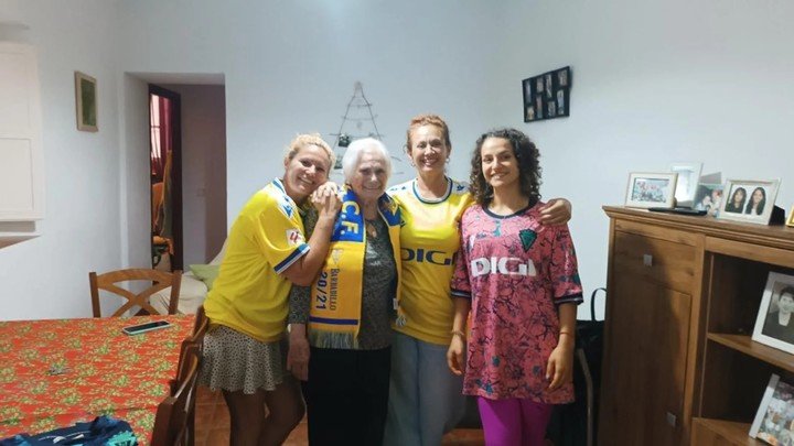 María junto a Eva y sus otras dos hijas, con los colores amarillo y azul del Cádiz. (Imagen: La Sexta)