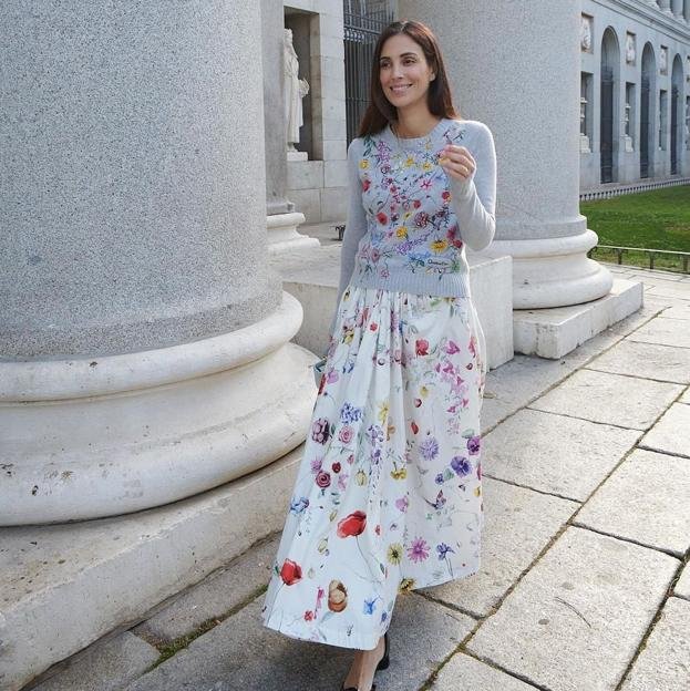 Sassa de Osma con un vestido floral estiloso. 