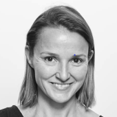 El truco de Sassa de Osma para triunfar siempre con los vestidos de flores más elegantes