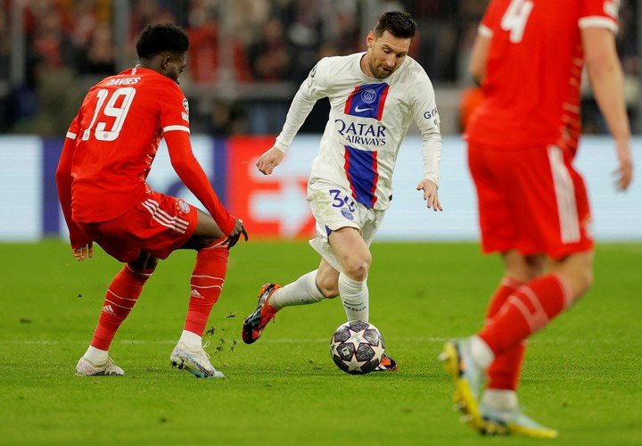 Davies marca a Messi en un Bayer-PSG por la Champions (afp)