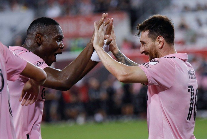 Kamal Miller con Messi en Inter Miami (afp).