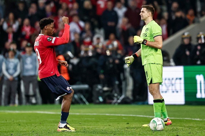 Jonathan David ante el Dibu Martínez. (Foto: Sameer Al-DOUMY / AFP)