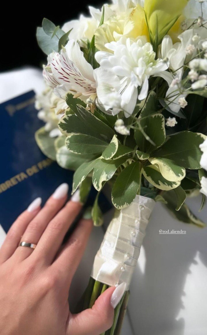 La libreta de matrimonio de Aliendro. Foto: @carlisestua