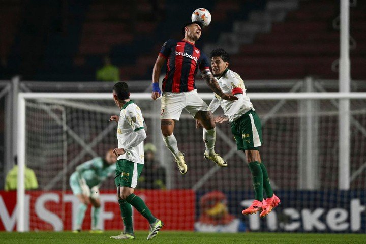 River pretende a Bareiro por su categoría de selección y su perfil de líder. (Photo by Luis ROBAYO / AFP)