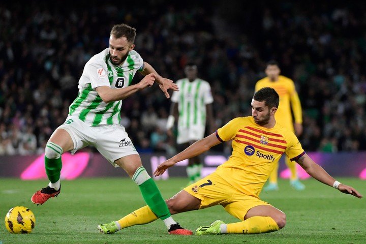 Pezzella tiene una cláusula baja con el Betis que River está dispuesto a pagar. (Photo by CRISTINA QUICLER / AFP)