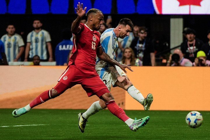 Bombito contra Messi en el partido jugado en Atlanta.