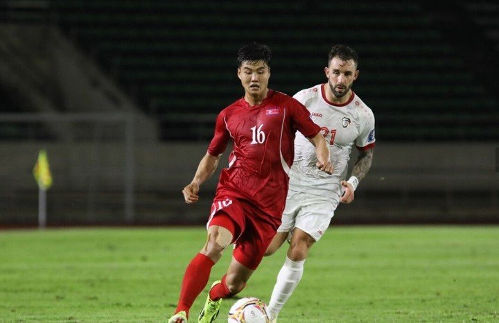 El ex Belgrano Ibrahim Hesar persigue a Kim, de Corea (Prensa AFC).