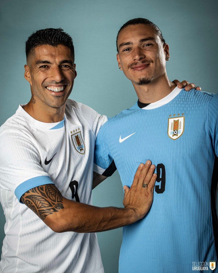 Suárez y Darwin, juntos (Prensa Uruguay).