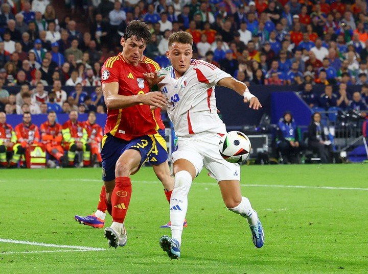 Mateo forcejea con Le Normand: no tuvo chances (Reuters). Italy's Mateo Retegui in action with Spain's Robin Le Normand REUTERS/Bernadett Szabo