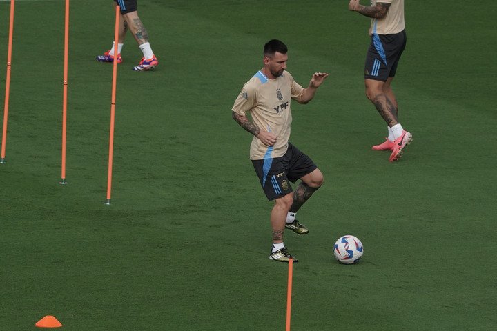 Messi 17.06.24 Entrenamiento de la selección argentina. Copa América 2024. foto. mati arrascoyta - FTP CLARIN MAT06808.jpg Z Invitado