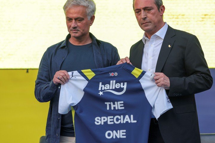 Mourinho, en el Fenerbahce. (Foto: AP)