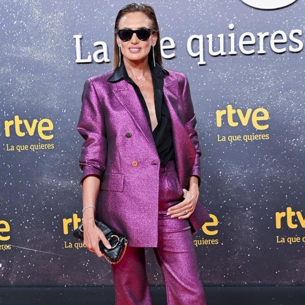 Nieves Álvarez con un traje morado brillante. 