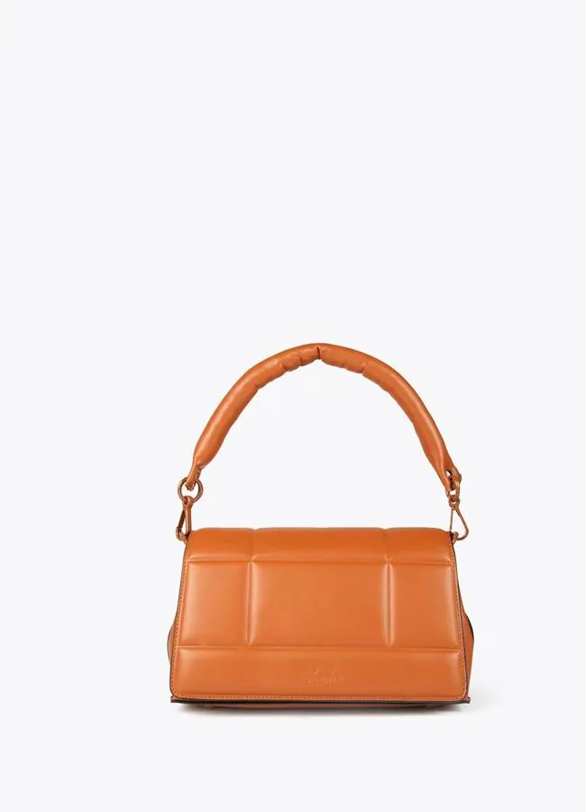 Bolso naranja de Lola Casademunt.