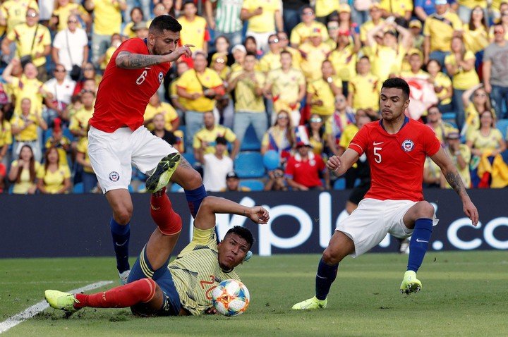 Paulo Díaz y Guillermo Maripán fueron dos de los futbolistas que se asentaron dentro del 11 de Gareca (EFE/Juan Carlos Cárdenas).