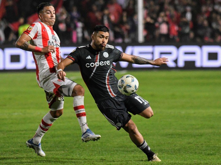 Paulo Díaz debió ser reemplazado en el partido frente a Instituto por esta molestia en su rodilla.