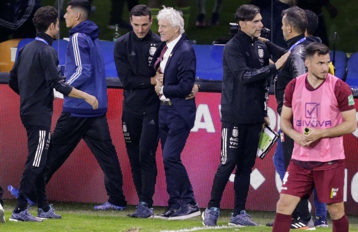 Scaloni y Pekerman se saludan (Fotobaires).