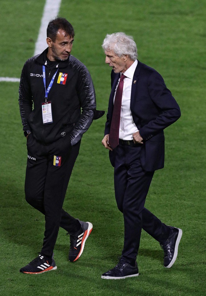 (FILES) In this file photo taken on March 25, 2022, Venezuela's Argentine coach Jose Pekerman (R) talks with assistant Fernando Batista during the South American qualification football match for the FIFA World Cup Qatar 2022 against Argentina at La Bombonera stadium in Buenos Aires. - Argentine Fernando Batista will be the new coach of Venezuela ahead of the 2026 World Cup qualifiers, two days after the exit of Jose Pekerman was confirmed, the local federation announced on March 10, 2023. (Photo by ALEJANDRO PAGNI / AFP)