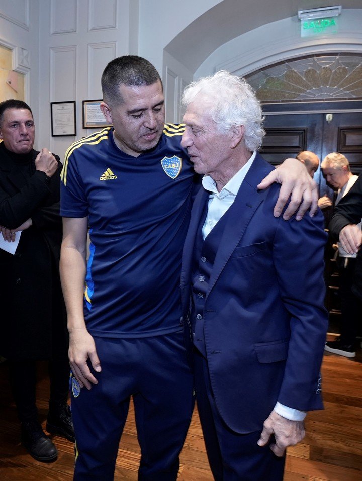 Pekerman con Riquelme en 2023.
