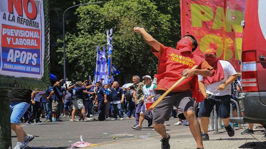 Balas de goma y gas pimienta en el violento operativo frente al Congreso 14 de dic 2017