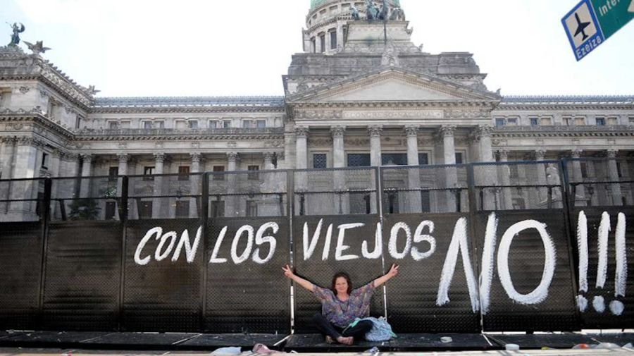 Balas de goma y gas pimienta en el violento operativo frente al Congreso 14 de dic 2017