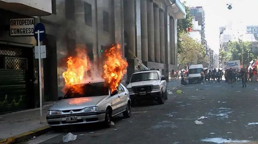 Balas de goma y gas pimienta en el violento operativo frente al Congreso 14 de dic 2017