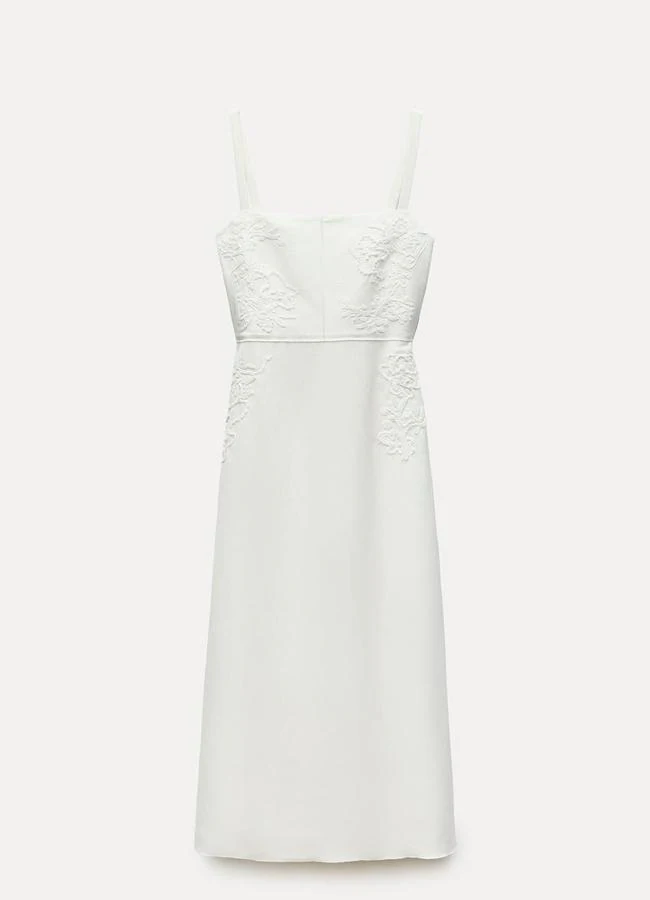 Vestido blanco con bordados de Zara.