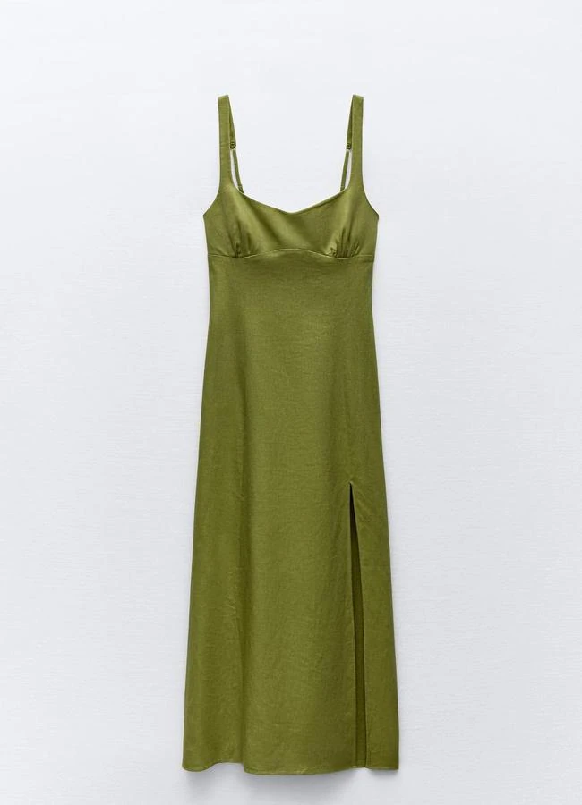 Vestido verde de lino de Zara.