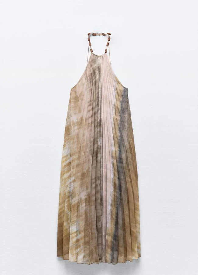 Vestido plisado con cuello halter de Zara.