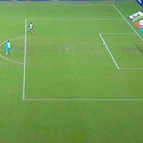 Video: sacaron del medio y se metieron un gol en contra