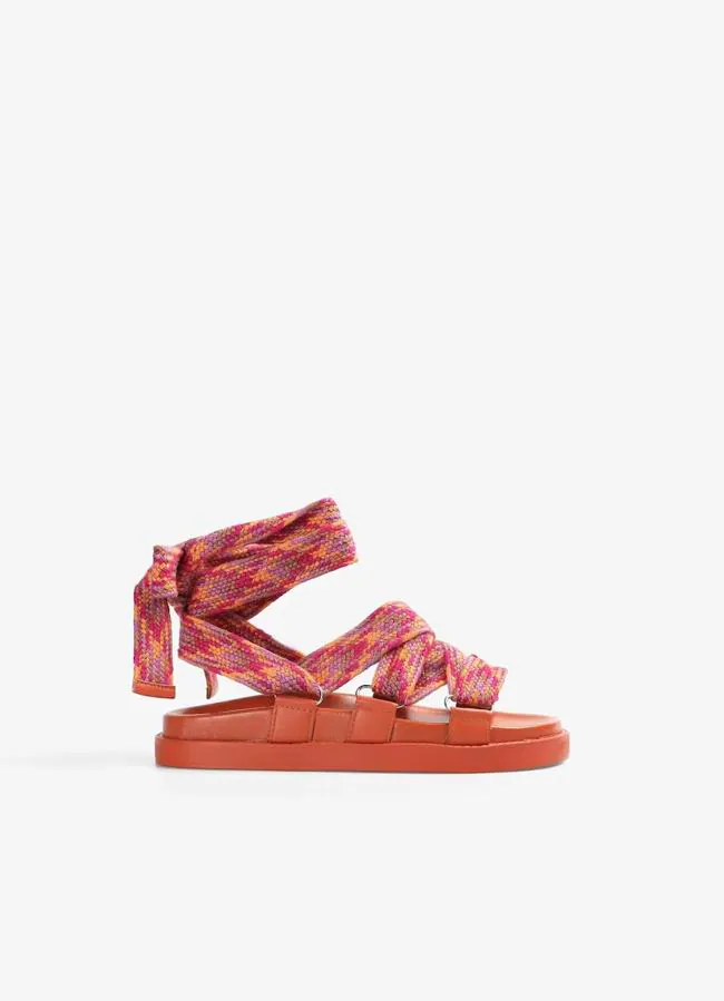 Sandalias atadas naranjas de Scalpers.