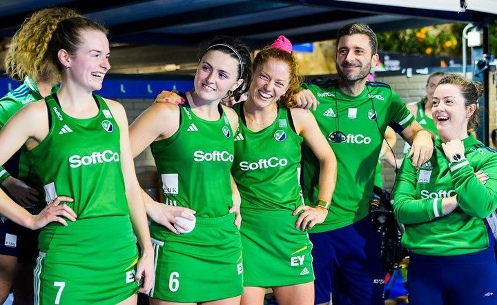 Facundo Quiroga y las jugadoras irlandesas.