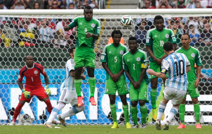 gol de tiro libre Argentina's Lionel Messi, second right, scores his side's second goal on a free kick during the group F World Cup soccer match between Nigeria and Argentina at the Estadio Beira-Rio in Porto Alegre, Brazil, Wednesday, June 25, 2014. (AP Photo/Fernando Vergara) porto alegre brasil lionel messi futbol campeonato mundial 2014 futbol futbolistas partido seleccion argentina nigeria