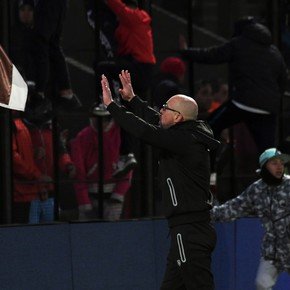 Video: el DT de Barracas tuvo que sacar a los hinchas de la cancha