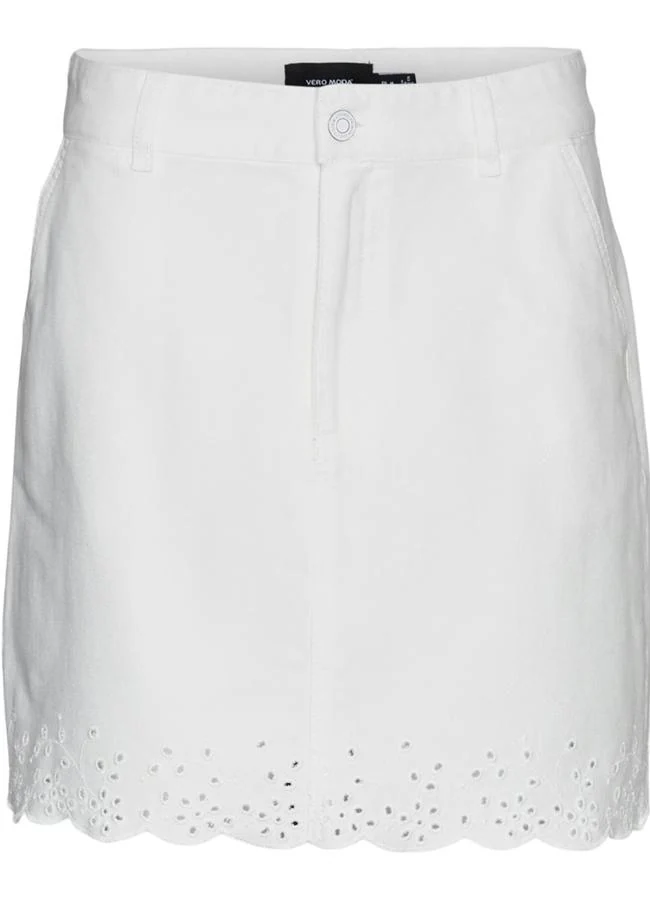 Falda blanca corta de Vero Moda.