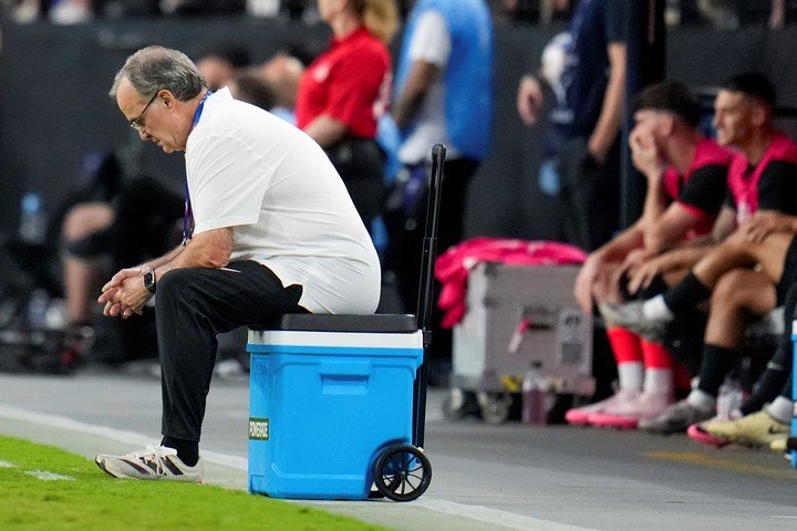 El Loco y una postal que ya es un clásico: por momento observó el partido sentado en una heladerita. (Foto: AP)