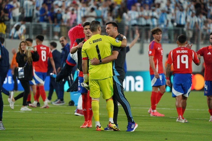 Bravo saluda a Scaloni en la Copa América.