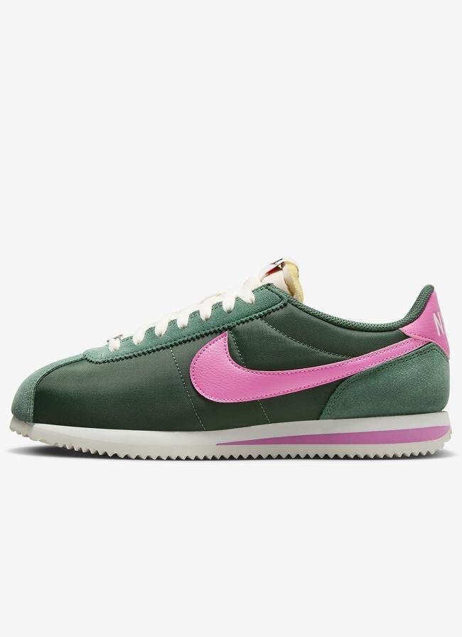 Zapatillas verdes Nike Cortez.