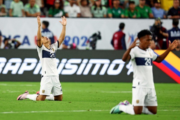Los jugadores de Ecuador celebran la clasificación.