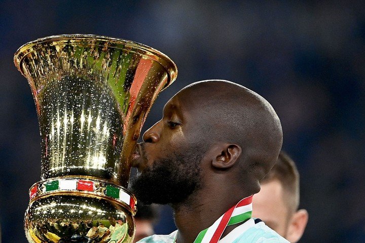 Lukaku con la Copa de Italia, uno de sus títulos con Inter. (AFP)