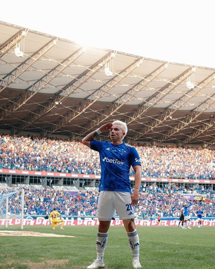 Álvaro Barreal festeja su gol para Cruzeiro.