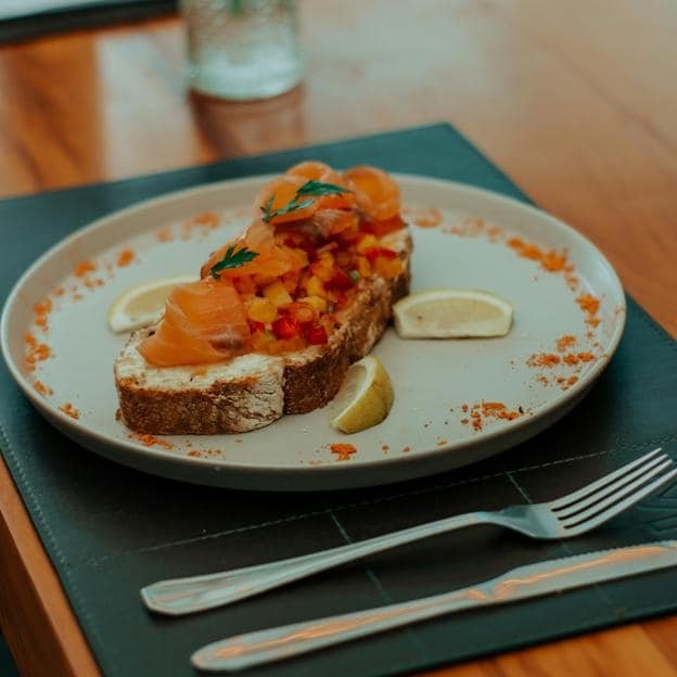 Un plato de pescado saludable. 