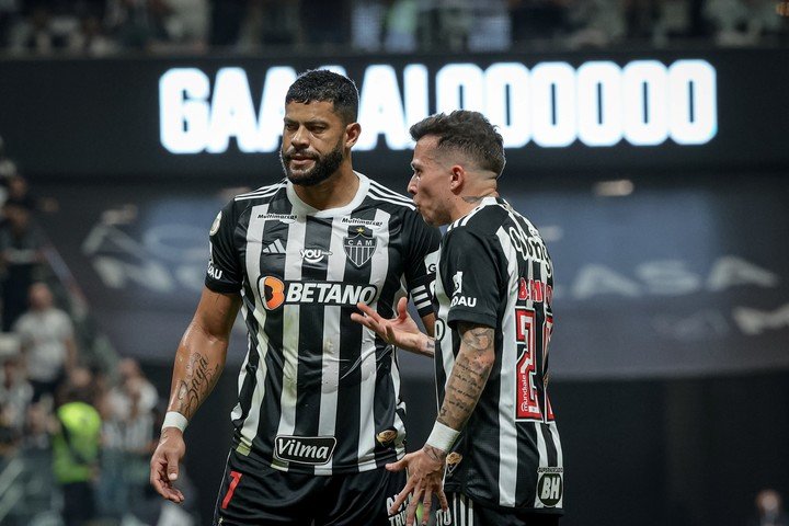 Hulk festeja ante Corinthians.