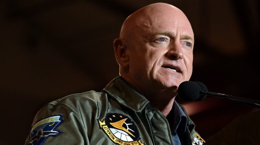 El exastronauta Mark Kelly habría ganado la banca al Senado en Arizona.