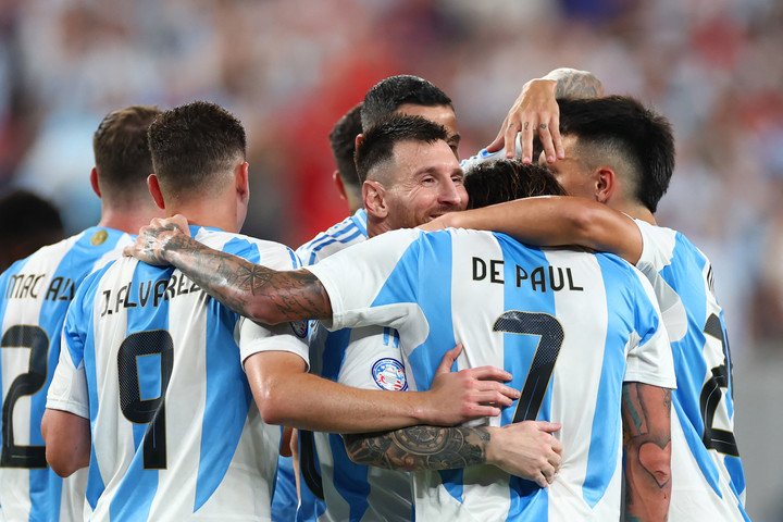 EAST RUTHERFORD NEW JERSEY - JULY 09: Lionel Messi of Argentina celebrates with teammates Julian Alvarez and Rodrigo De Paul after scoring the team's second goal during CONMEBOL Copa America 2024 semifinal match between Canada at MetLife Stadium on 09 in Jersey. Sarah Stier/Getty Images/AFP (Photo by Stier / GETTY IMAGES NORTH via AFP