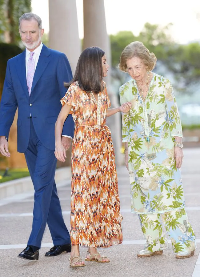 La reina Letizia charla con doña Sofía en la recepción de Marivent.